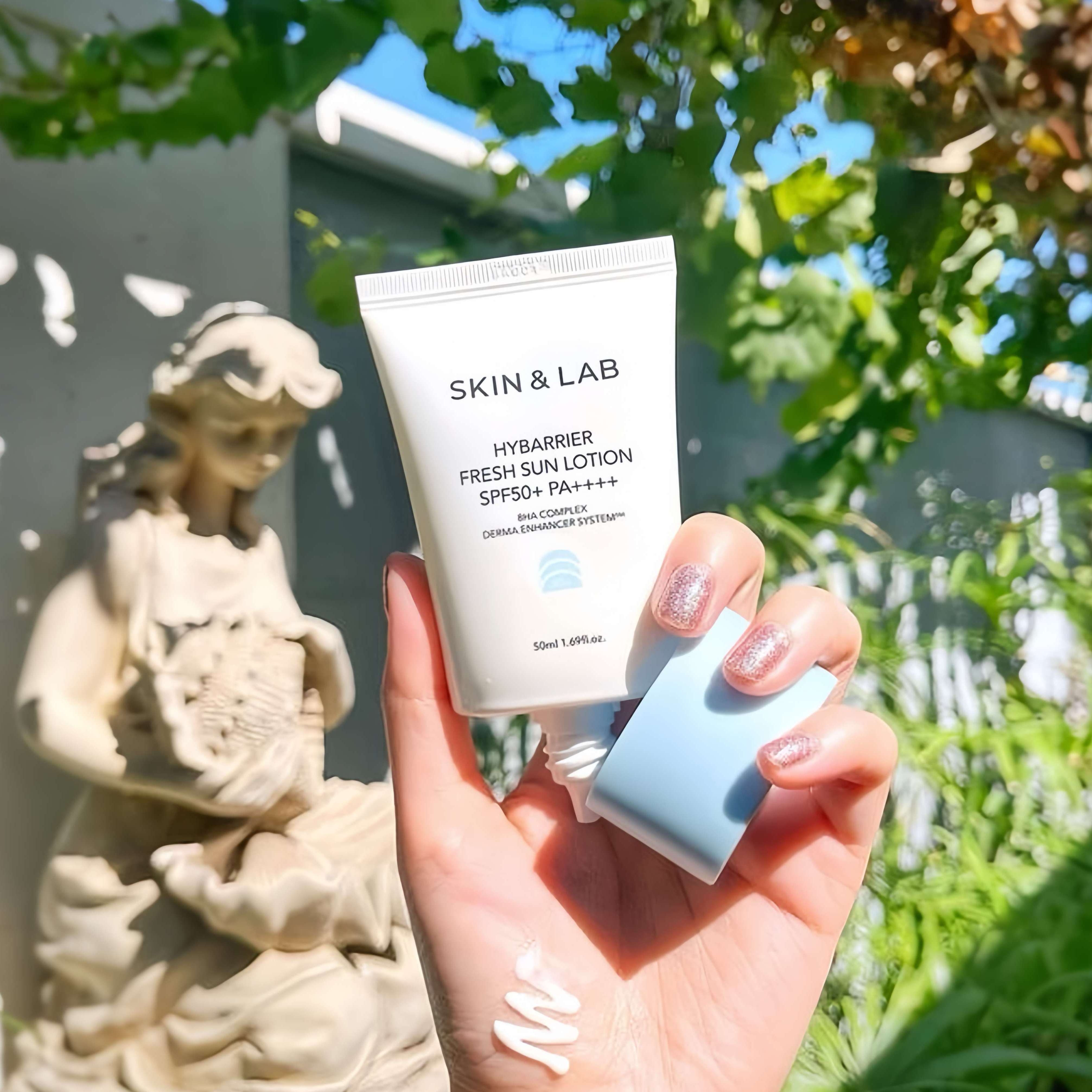 Cô nàng review kem chống nắng Hàn Quốc tìm hiểu về SKIN&LAB Hybarrier Fresh Sun Lotion SPF50+ PA++++, chia sẻ trải nghiệm và lý do lựa chọn sản phẩm kem chống nắng Hàn Quốc tốt nhất, Lixibox Review.