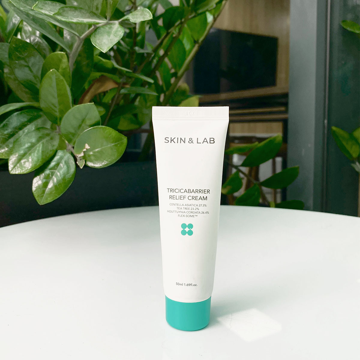 Kem dưỡng phục hồi Tricicabarrier Relief Cream từ SKIN&LAB, đáng chú ý với tỷ lệ Centella Asiatica 23.73%, được giới thiệu bởi nhiều người dùng trong cộng đồng làm đẹp. Khám phá ngay mỹ phẩm Hàn Quốc chất lượng trong bài review Lixibox!