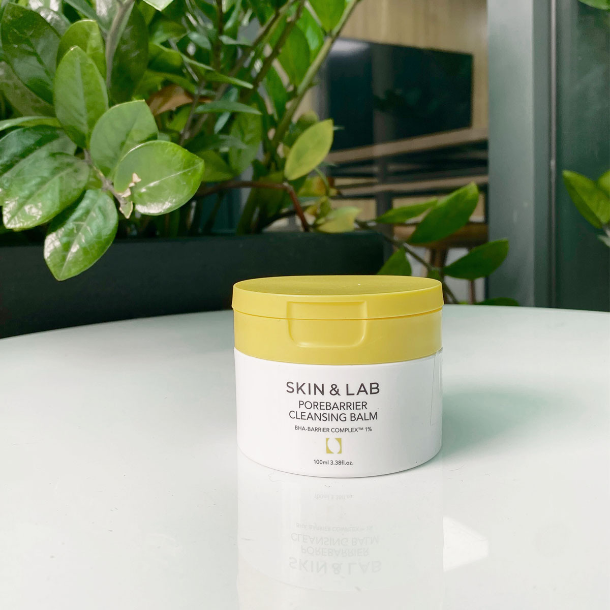 Mỹ phẩm Hàn Quốc SKIN&LAB Pore Barrier Cleansing Balm với một thiết kế tối giản, là phần đầu tiên trong bộ sản phẩm được chồng tặng cho 20/10. Khám phá tác dụng và công dụng của thương hiệu SKIN&LAB qua review từng món nhé!