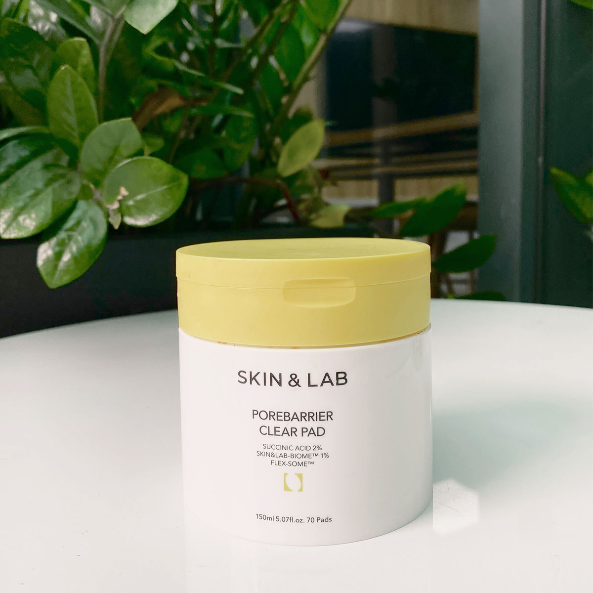 Hộp sản phẩm Pore Barrier Clear Pad từ thương hiệu SKIN&LAB, chứa 70 tấm pad trị mụn, với thành phần succinic acid 2%, thiết kế hiện đại, phù hợp cho việc chăm sóc da mặt. Khám phá bộ mỹ phẩm Hàn Quốc tặng 20/10 đầy bất ngờ!