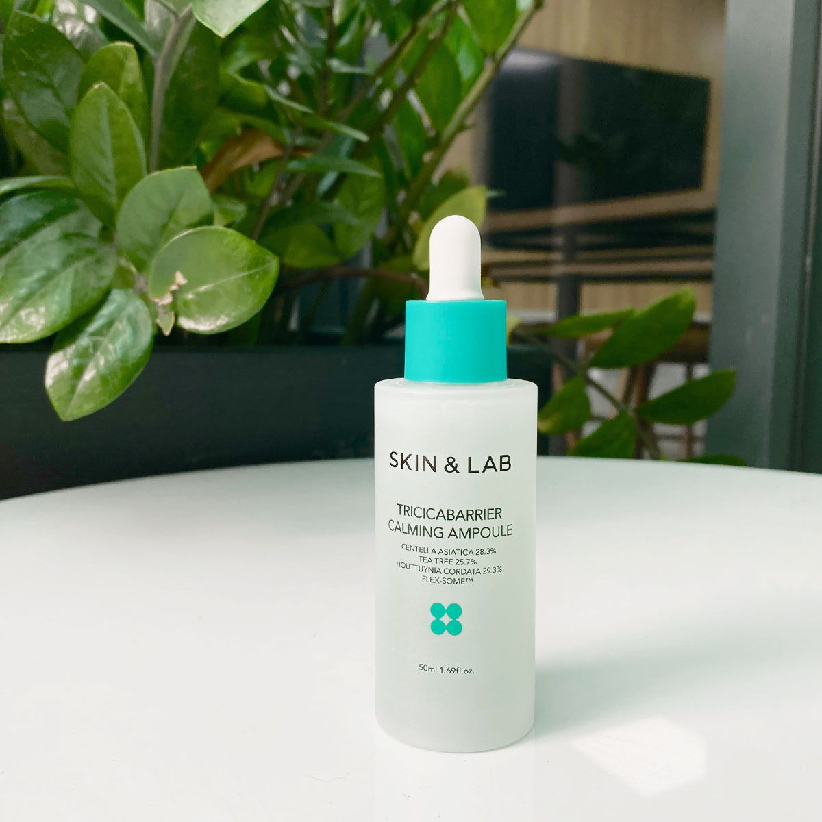 Chai tinh chất TRICICABARRIER CALMING AMPOULE của thương hiệu SKIN&LAB, nổi bật với công thức giúp làm dịu và phục hồi da, hoàn hảo cho những ai yêu thích mỹ phẩm Hàn Quốc. Bài viết sẽ cung cấp đánh giá chi tiết về sản phẩm trong bộ mỹ phẩm đầy tinh tế.