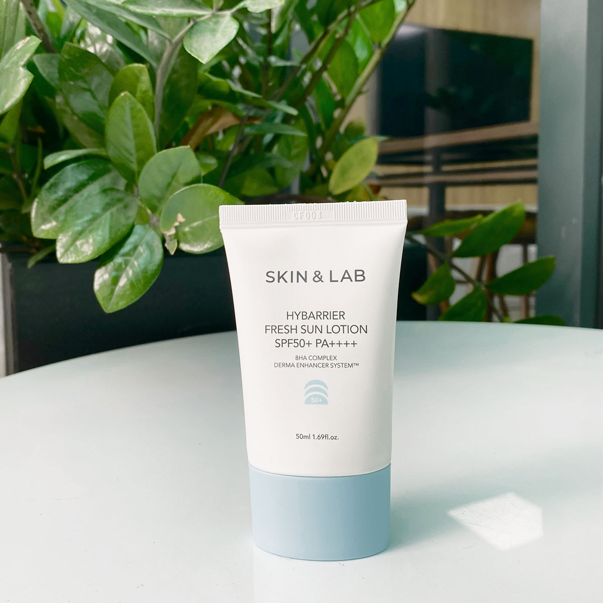 Chai kem chống nắng SKIN&LAB HyBarrier Fresh Sun Lotion SPF50+ PA++++, nổi bật với khả năng bảo vệ da, sản phẩm trong bộ mỹ phẩm Hàn Quốc được tặng nhân ngày 20/10, thu hút sự chú ý với thương hiệu SKIN&LAB nổi tiếng.