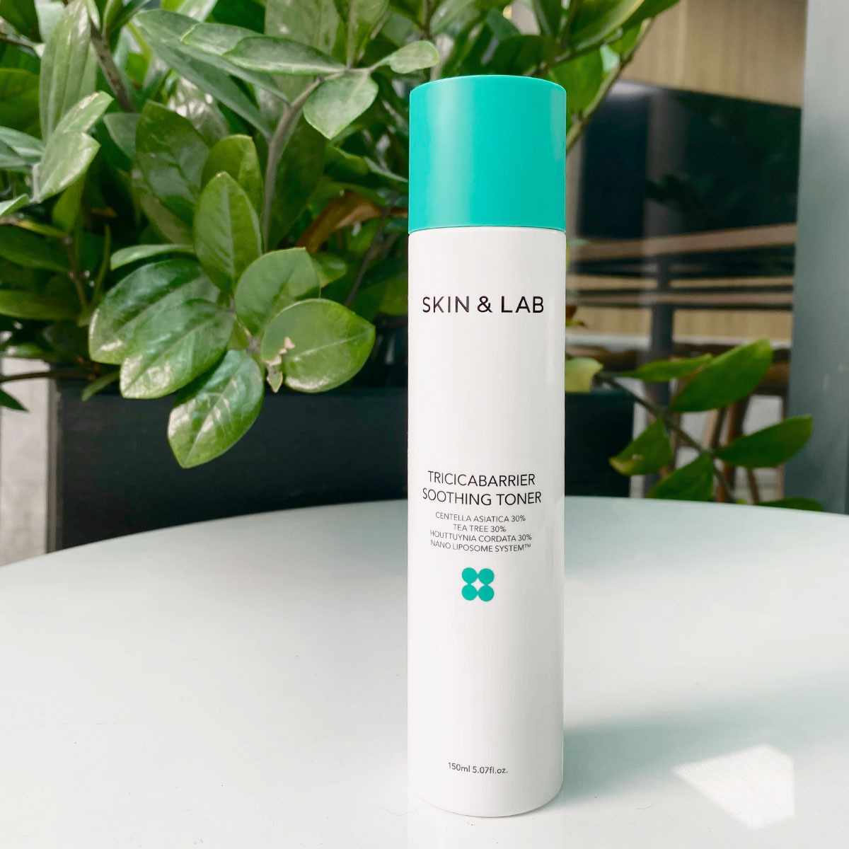 Cô nàng review bộ mỹ phẩm Hàn Quốc từ thương hiệu SKIN&LAB, gồm toner Tricicabarrier soothing toner 150ml. Đây là sản phẩm được nhiều người khen sử dụng tốt và an toàn cho da. Đón đọc để biết thêm chi tiết trong Lixibox Review!