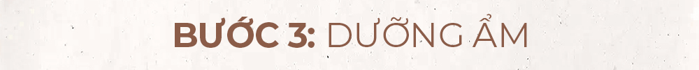 Buớc 3: Dưỡng ẩm. Tìm hiểu về các sản phẩm skincare giúp bạn tránh nổi mụn khi trang điểm đậm mùa Halloween 2023 với Lixibox, từ skincare routine đến Lixibox Makeup.
