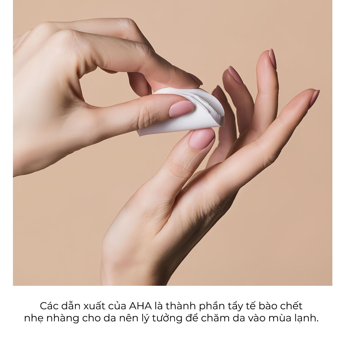 Các dẫn xuất của AHA là thành phần tẩy tế bào chết nhẹ nhàng cho da, nên lý tưởng để chăm sóc da vào mùa lạnh. Tìm hiểu thêm về các thành phần dưỡng da mùa lạnh và các mẹo chăm sóc da mùa đông từ Lixibox!