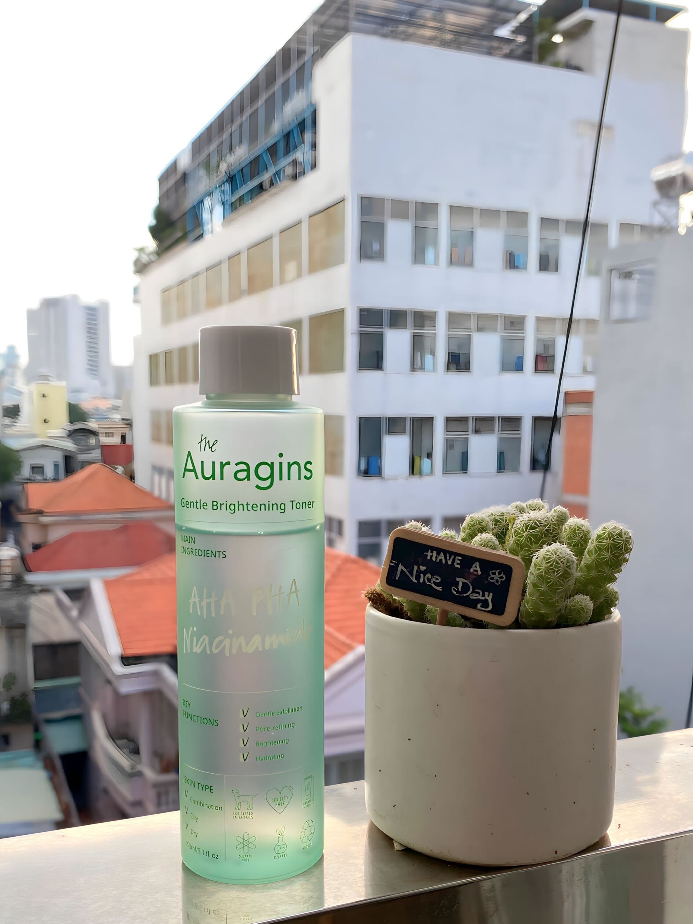 Toner The Auragins với thành phần chính AHA, PHA, Niacinamide, nổi bật với khả năng làm sáng và cấp ẩm cho da. Đây là sản phẩm được đánh giá cao trong review toner cho da dầu mụn, giúp cải thiện tình trạng da mụn hiệu quả.