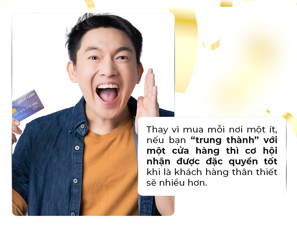 Một người đàn ông vui vẻ cầm thẻ tín dụng, chia sẻ mẹo mua sắm thông thái trong bài viết về "khuyến mãi cuối năm". Nội dung đề xuất nên trung thành với một cửa hàng để nhận ưu đãi đặc quyền vào Black Friday 2023.