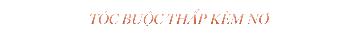 Tóc buộc thấp kèm nơ, một trong 9 kiểu tóc cho phù dâu, phù hợp cho mùa cưới 2023. Dễ thực hiện và tinh tế, giúp bạn xinh đẹp trong ngày đặc biệt mà chỉ cần 15 phút để tạo kiểu.