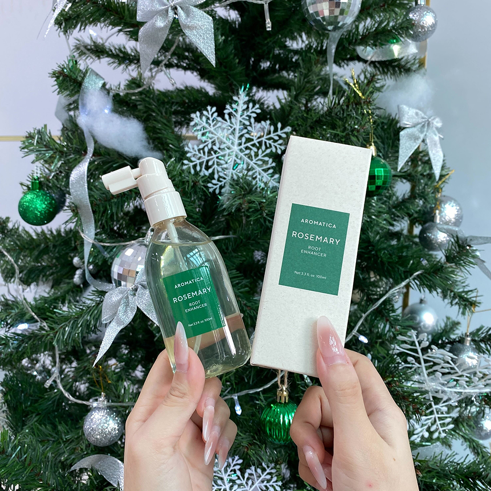 Giới thiệu hộp quà từ Lixibox với sản phẩm tinh dầu Rosemary, trong không gian Giáng Sinh, minh chứng cho chương trình GWP Mua Lành với ưu đãi lớn, phù hợp cho việc chữa lành bản thân hậu tan vỡ.