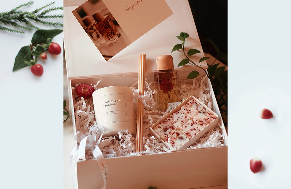 Gợi ý quà tặng Giáng sinh 2023 từ Lixibox với bộ quà tặng xinh xắn gồm nến thơm 'velvet peony praline', nước hoa và bánh xà phòng, thích hợp tặng người yêu, bạn thân, đồng nghiệp và gia đình.