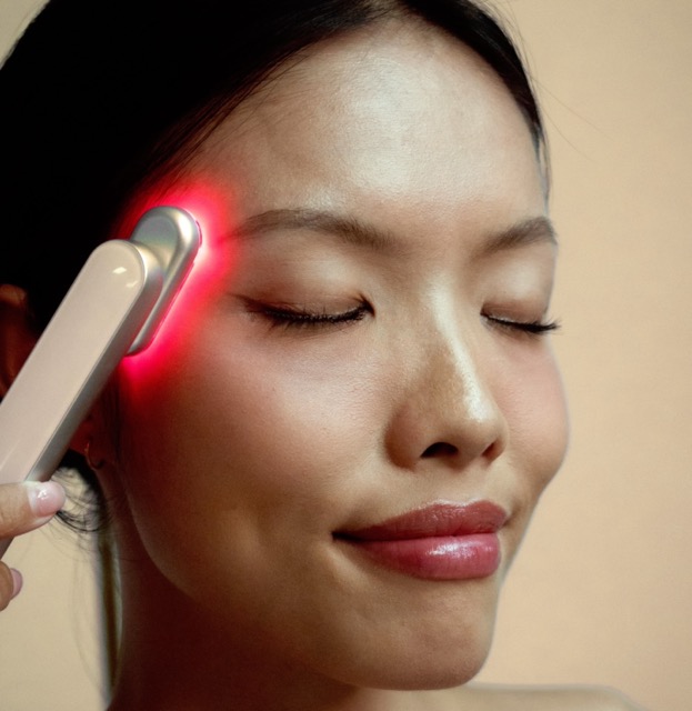 Liệu pháp ánh sáng đỏ đang ngày càng trở nên phổ biến tại Việt Nam, với máy ánh sáng đỏ Halio hứa hẹn mang lại hiệu quả làm đẹp không xâm lấn, tái tạo làn da, giúp trẻ hóa và phục hồi sự tươi trẻ cho làn da.