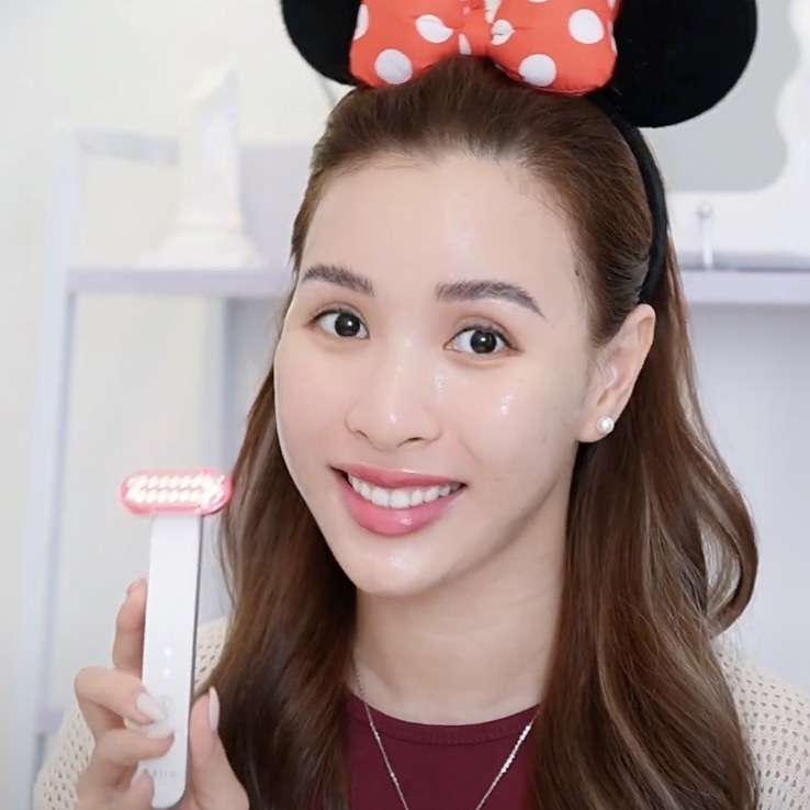 Châu Bùi cầm máy ánh sáng đỏ Halio, khám phá liệu pháp ánh sáng đỏ đang trở thành cơn sốt làm đẹp tại Việt Nam. Tìm hiểu thêm về các máy ánh sáng đỏ Halio và mặt nạ ánh sáng Halio trong bài viết chi tiết.