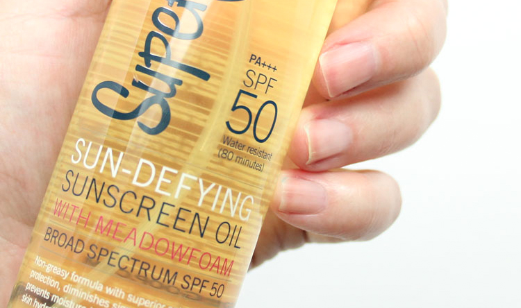 Kem chống nắng Supergoop Sunscreen Oil với SPF 50, bảo vệ da khỏi tia UV và kháng nước trong 80 phút. Tìm hiểu 8 sai lầm thường gặp khi sử dụng kem chống nắng để đạt hiệu quả bảo vệ tốt nhất cho làn da.