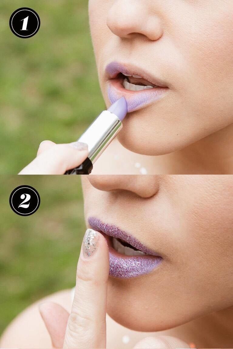 Bước 1 và 2 trong hướng dẫn trang điểm với glitter cho mùa lễ hội. Màu son tím nhạt và lớp nhũ lấp lánh trên môi, tạo phong cách nổi bật và rạng ngời cho các buổi tiệc và lễ hội âm nhạc.