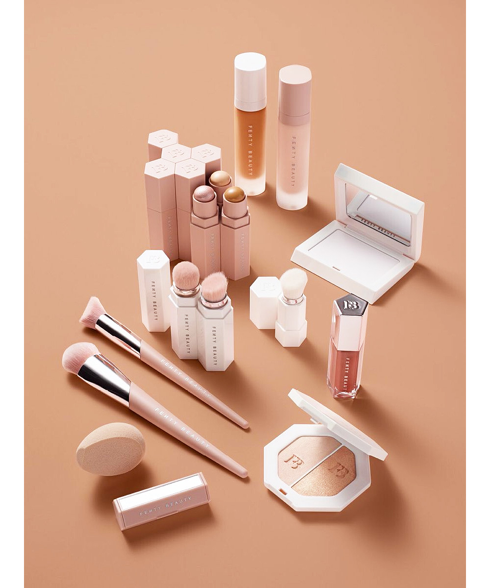 Bộ sưu tập mỹ phẩm Fenty Beauty của Rihanna bao gồm son môi, kem nền, phấn highlight và dụng cụ trang điểm, thể hiện xu hướng làm đẹp hiện đại và phong cách trang điểm cho mẹ, giúp trẻ hơn tuổi, phù hợp với mọi tông màu da.