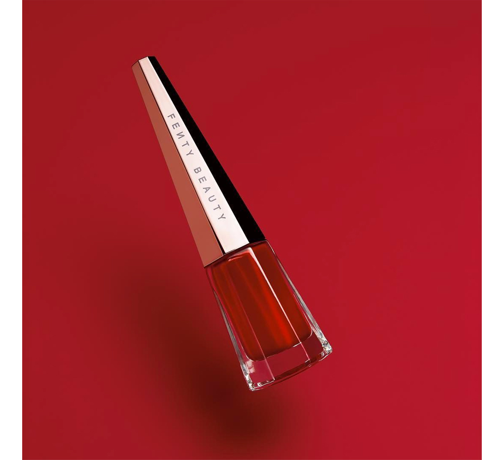 Son môi Fenty Beauty với thiết kế tinh tế, nổi bật trên nền đỏ, biểu tượng của xu hướng trang điểm hiện đại. Tìm hiểu cách trang điểm trẻ hơn tuổi với thương hiệu mỹ phẩm đang lên này!