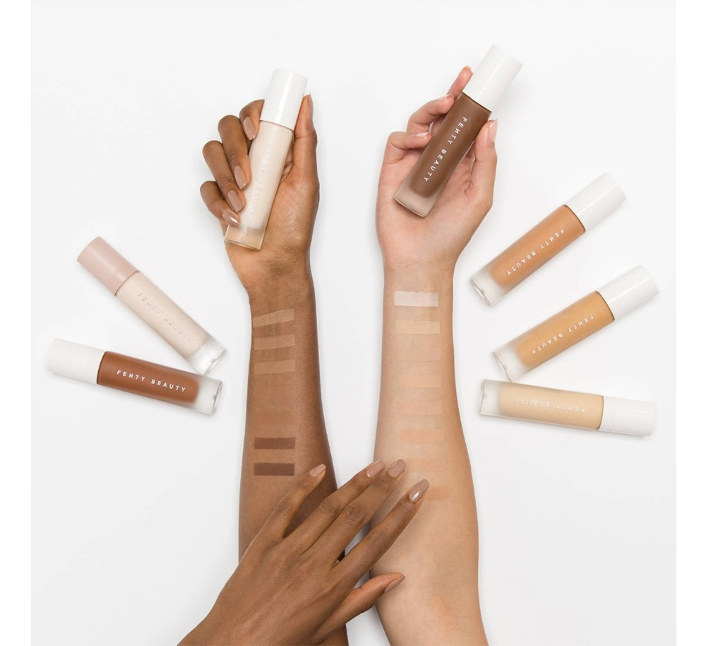 Fenty Beauty với bộ sưu tập kem nền đa dạng, thể hiện tiêu chuẩn mới của Rihanna cho ngành mỹ phẩm. Sản phẩm này là lựa chọn tuyệt vời cho những ai muốn tìm kiếm màu sắc phù hợp, trang điểm cho mẹ hay cách trang điểm trẻ hơn tuổi.