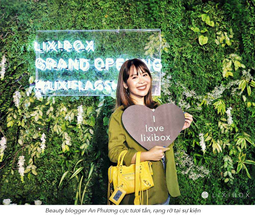 Sự kiện khai trương Lixibox Flagship Store với sự tham gia của nhiều người nổi tiếng trong ngành làm đẹp. Beauty blogger An Phương tươi tắn chụp hình cùng bức biển "I love lixibox" tại lễ khai trương, tạo không khí sôi động và sang trọng.