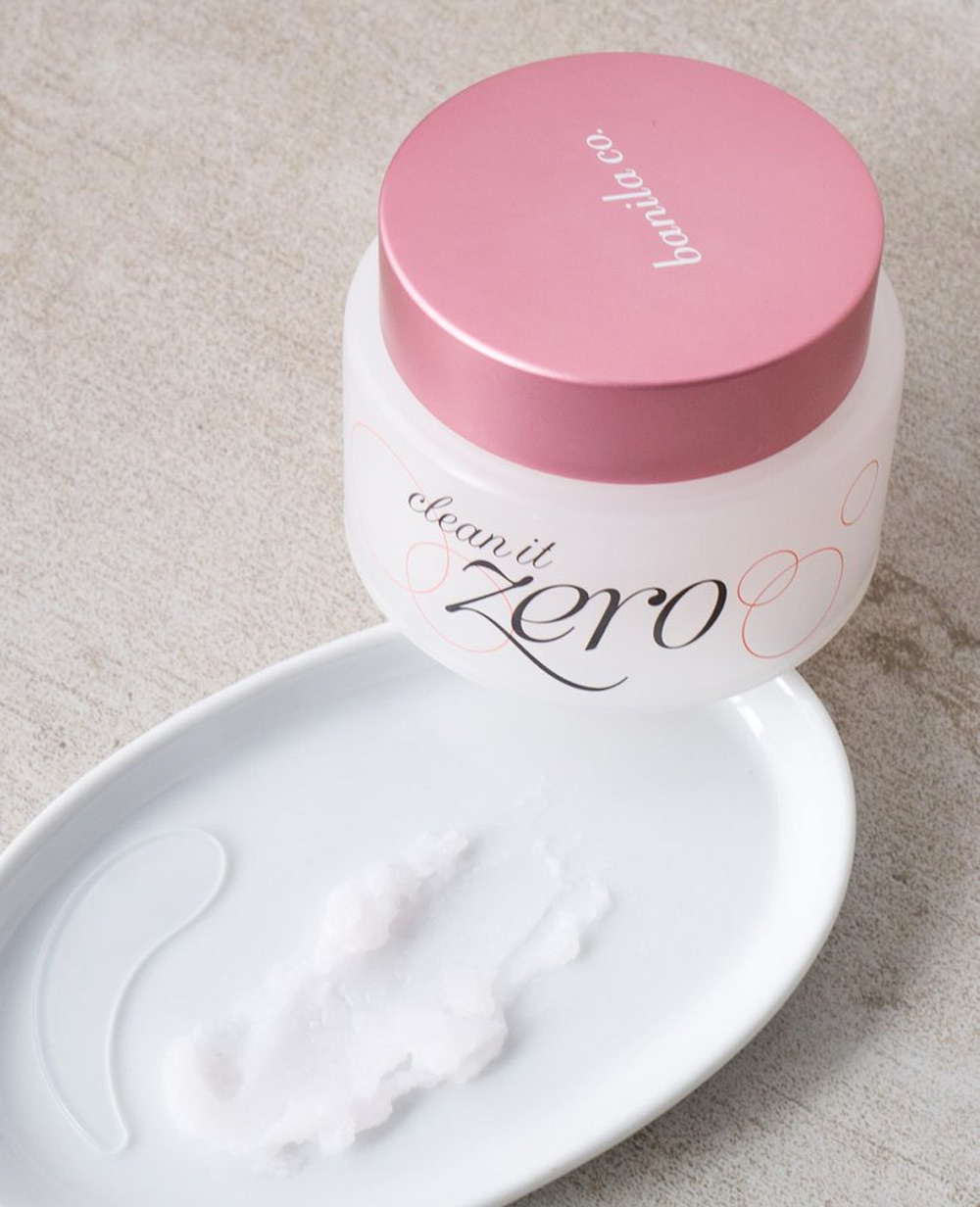 Kem tẩy trang Banila Co Clean It Zero, sản phẩm được các sao như Phạm Băng Băng và Rihanna yêu thích. Sản phẩm giúp mang lại làn da sạch sẽ, mịn màng và là bước đầu trong quy trình làm đẹp với mặt nạ giấy, foundation và highlighter.
