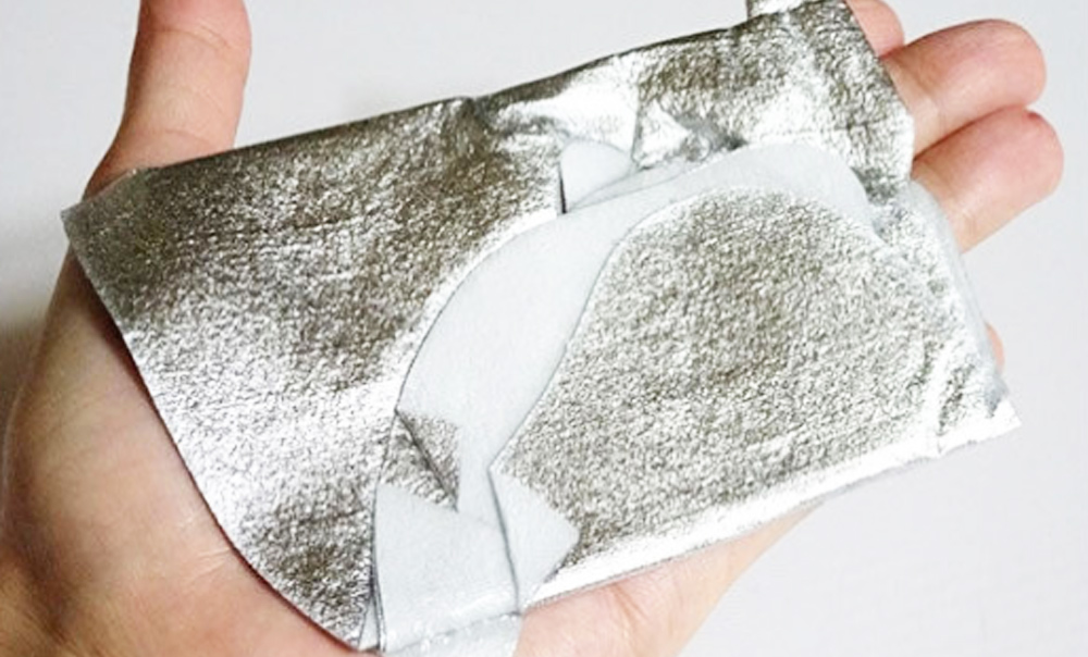 Mặt nạ giấy dưỡng da đang được cầm trên tay, thể hiện xu hướng làm đẹp của các sao nổi tiếng như Phạm Băng Băng, Dương Mịch. Các sản phẩm như mặt nạ, foundation từ các thương hiệu như Fenty Beauty, L'oreal hay Banila Co. Clean It Zero là những món đồ không thể thiếu trong bộ sưu tập làm đẹp.