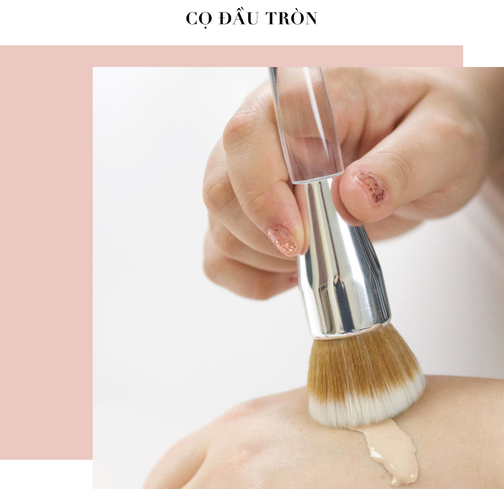 Bài viết về dụng cụ tán nền, hình ảnh cọ đầu tròn đang thoa kem nền lên tay, hướng dẫn cách lựa chọn dụng cụ phù hợp cho lớp nền tự nhiên và mịn màng. Khám phá kem nền, beauty blender, cọ trang điểm từ Real Techniques, Morphe.