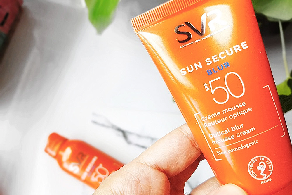 Kem chống nắng SVR Sun Secure Blur SPF 50 giúp bảo vệ da khỏi UVA, UVB trong mùa hè. Sản phẩm này lý tưởng cho làn da nhạy cảm, cung cấp độ ẩm và không gây bít tắc lỗ chân lông.