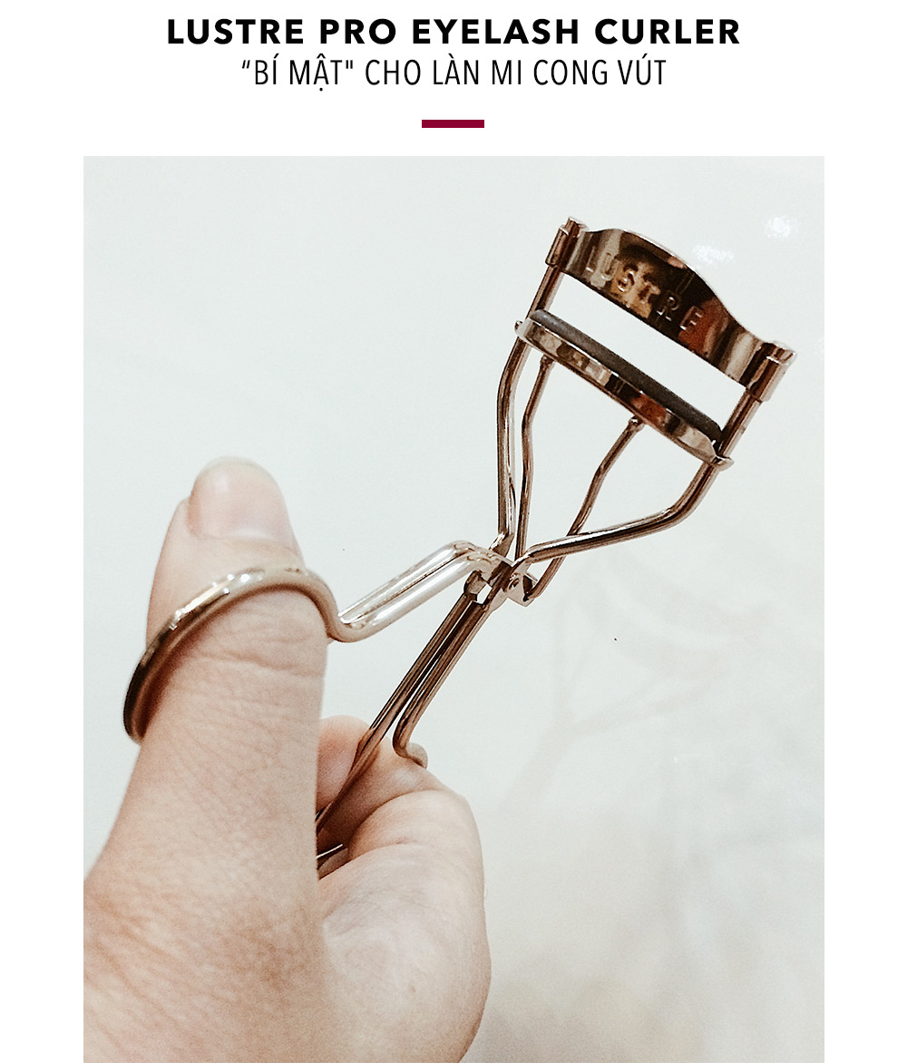 Lustre Pro Eyelash Curler sẽ giúp bạn hoàn thiện vẻ đẹp của đôi mắt với hàng mi cong quyến rũ. Vẫn với màu vàng ánh kim đặc trưng, thiết kế tinh tế vừa vặn với khung mắt người Châu Á, nhẹ nhàng nâng niu đôi mi bạn, tránh trình trạng gây đau, rụng, gãy mi t