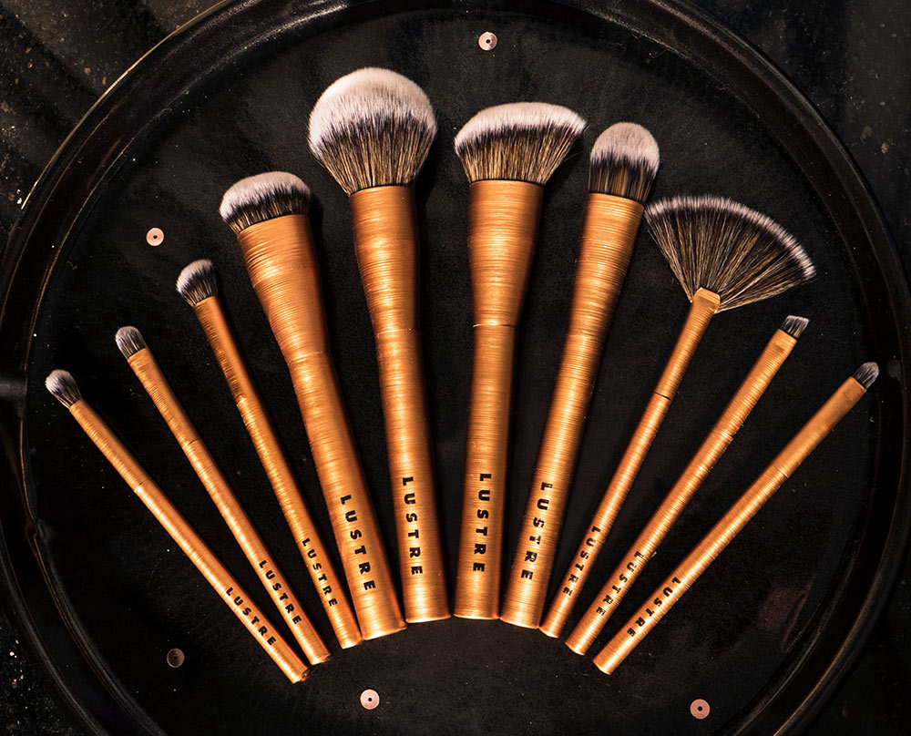 Lustre Makeup mang đến bộ cọ trang điểm thiết kế ánh kim cao cấp, phục vụ cho các tín đồ làm đẹp. Với chất lượng vượt trội, Lustre giúp bạn tạo nên những makeup look hoàn hảo, phù hợp với mọi đối tượng, từ người mới bắt đầu đến chuyên gia.