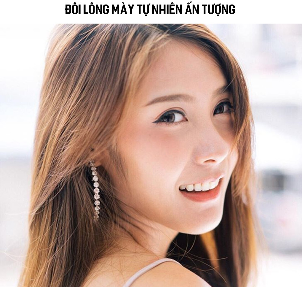 Gương mặt nổi bật với đôi lông mày tự nhiên và cách trang điểm nhẹ nhàng, thể hiện xu hướng son môi và má hồng của các nàng hotgirl Thái, mang lại phong cách nổi bật và ấn tượng.