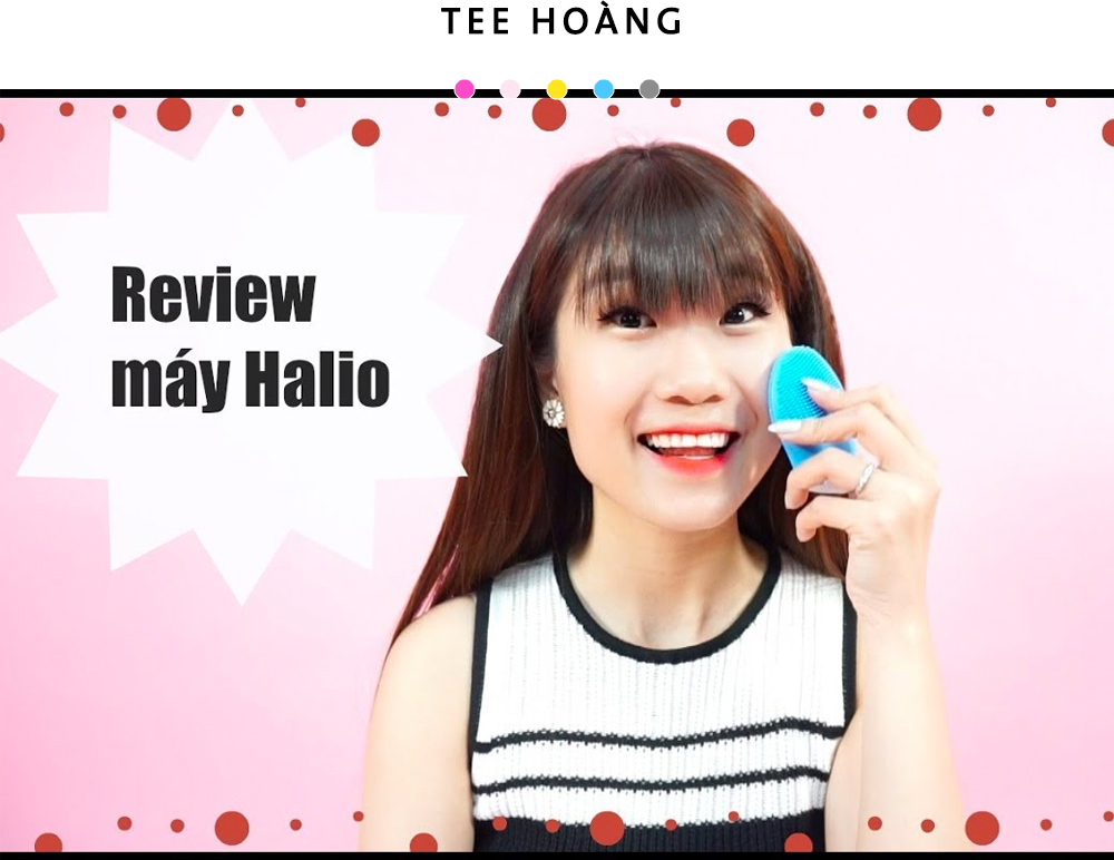 Tina (Tinasbeautytips) đang cầm máy rửa mặt Halio trên tay, giới thiệu về sản phẩm với nụ cười tươi. Bài viết khám phá những lợi ích của máy rửa mặt Halio, từ việc làm sạch đến việc cải thiện tình trạng da, với những đánh giá từ các beauty blogger nổi tiếng. Tìm hiểu thêm về máy rửa mặt Halio, skincare, và trải nghiệm mua sắm tại Lixibox.