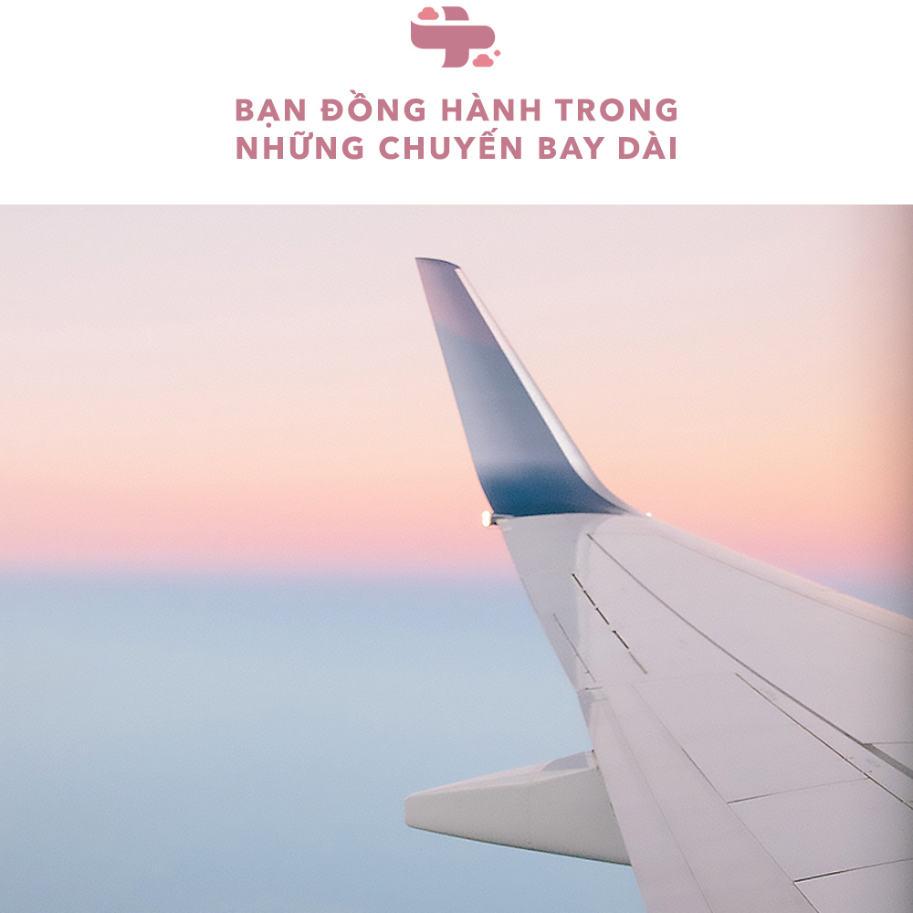 Cảnh nhìn từ cửa sổ máy bay với cánh máy bay hướng ra bầu trời. Bài viết về xịt khoáng và những công dụng tuyệt vời cho việc dưỡng da, đặc biệt là trong các chuyến bay dài, giúp làm dịu da, dưỡng ẩm và hạn chế đổ dầu.