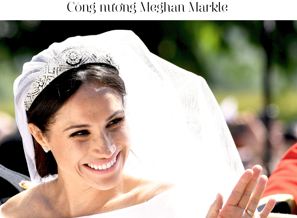 Nụ cười rạng rỡ của Công nương Meghan Markle, nổi bật với phong cách trang điểm tự nhiên, phù hợp với xu hướng trang điểm nốt tàn nhang đang được yêu thích. Hãy khám phá thêm về ý nghĩa của sự tự tin khi để lộ những nét đẹp tự nhiên qua bài viết "Makeup nốt tàn nhang - 'Đặc sản' sàn catwalk bước ra đời thực từ Âu Mỹ đến toàn Châu Á".