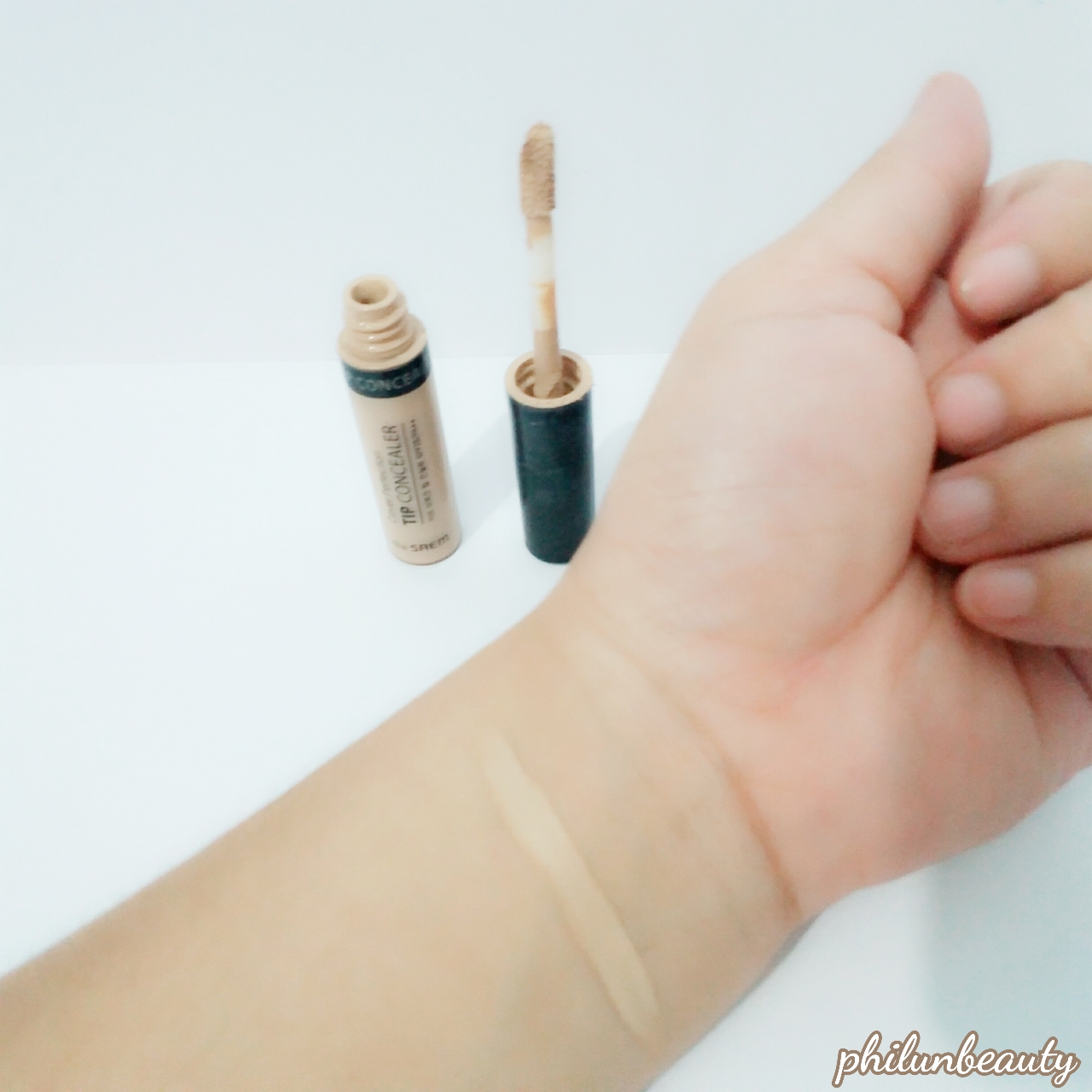 Saem Cover Perfection Tip Concealer, sản phẩm che khuyết điểm drugstore bền màu, che phủ tốt, được yêu thích nhất hiện nay. Khám phá hiệu quả của sản phẩm này cùng với đánh giá chi tiết!