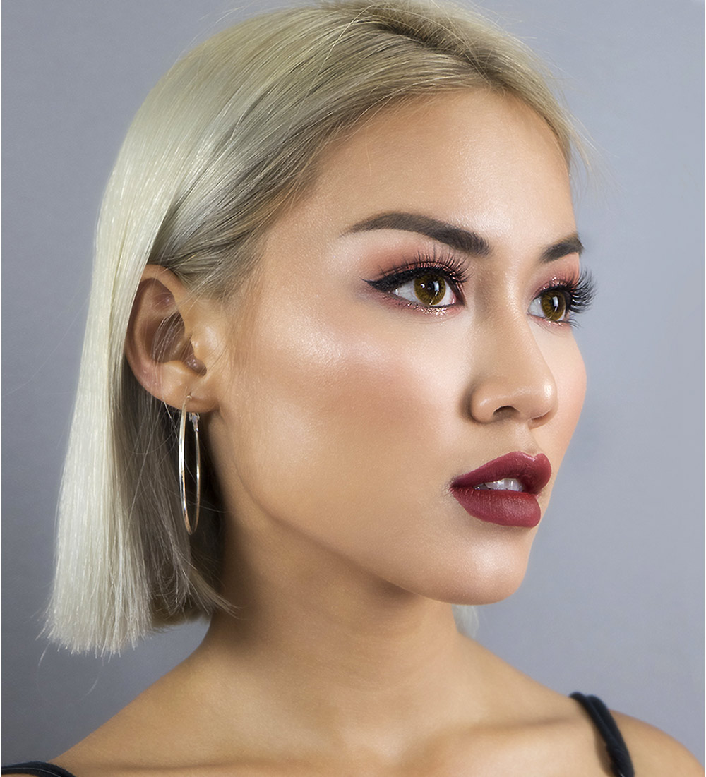Khám phá 5 bí kíp makeup giúp lớp nền bền đẹp trong dịp Tết. Hướng dẫn từ các chuyên gia để tránh tình trạng nền mốc hay loang lổ thức ăn, giữ cho vẻ đẹp rạng rỡ suốt ngày.