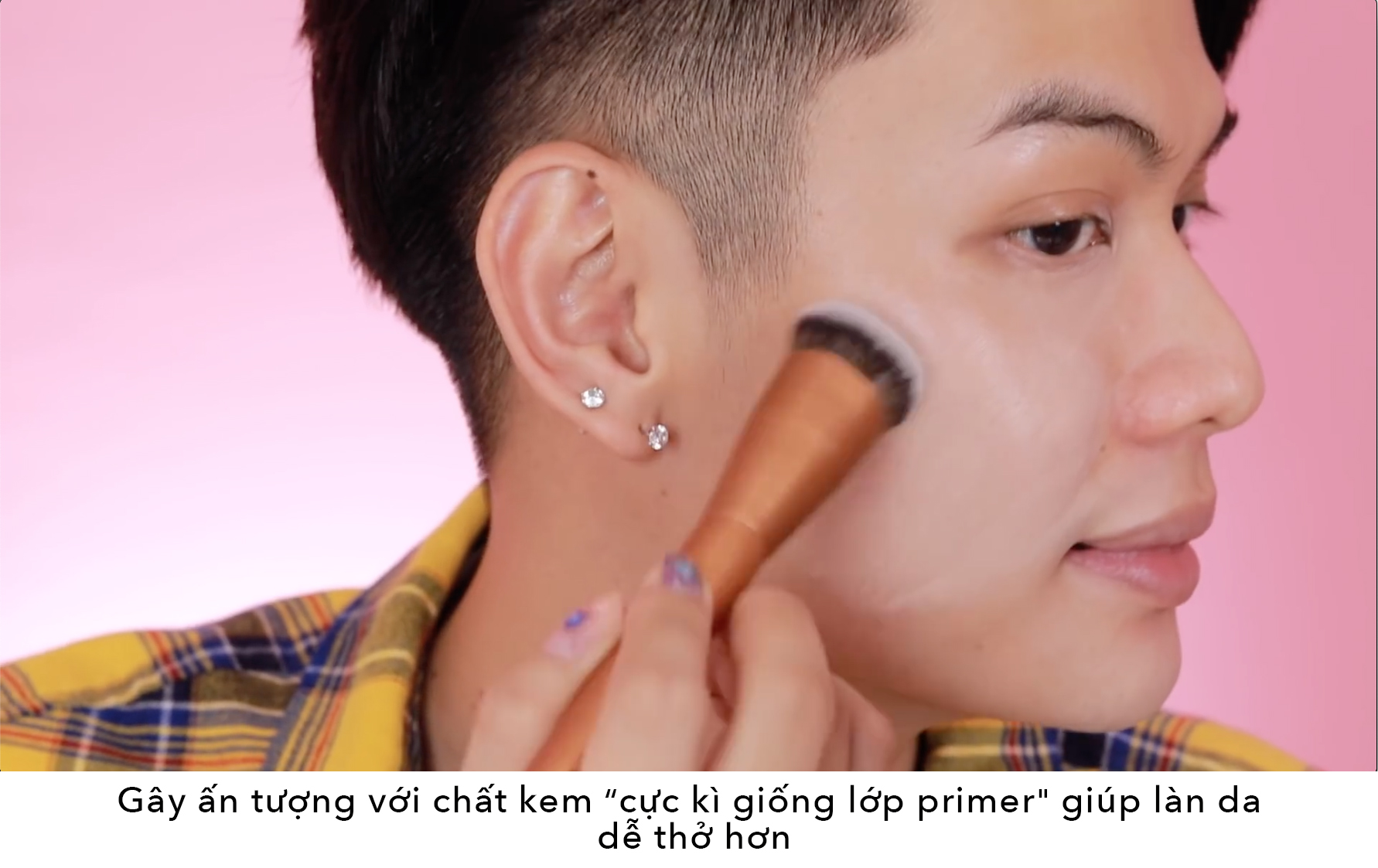 Cận cảnh quá trình trang điểm với Lustre Pro Flawless Matte Foundation. Đào Bá Lộc và Quách Ánh chia sẻ những bí quyết sử dụng kem nền mịn màng và tự nhiên, thu hút sự chú ý với chất kem giống lớp nền primer, giúp làn da trông rạng rỡ.