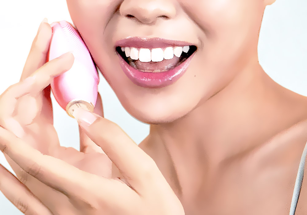 Máy rửa mặt Halio và Halio Sensitive đang được so sánh trong bài viết, với hình ảnh một người phụ nữ cầm máy rửa mặt Halio, mô tả áp dụng công nghệ làm sạch da cho da nhạy cảm. Bài viết khám phá liệu Halio Sensitive có đem lại giá trị tốt hơn cho người tiêu dùng.