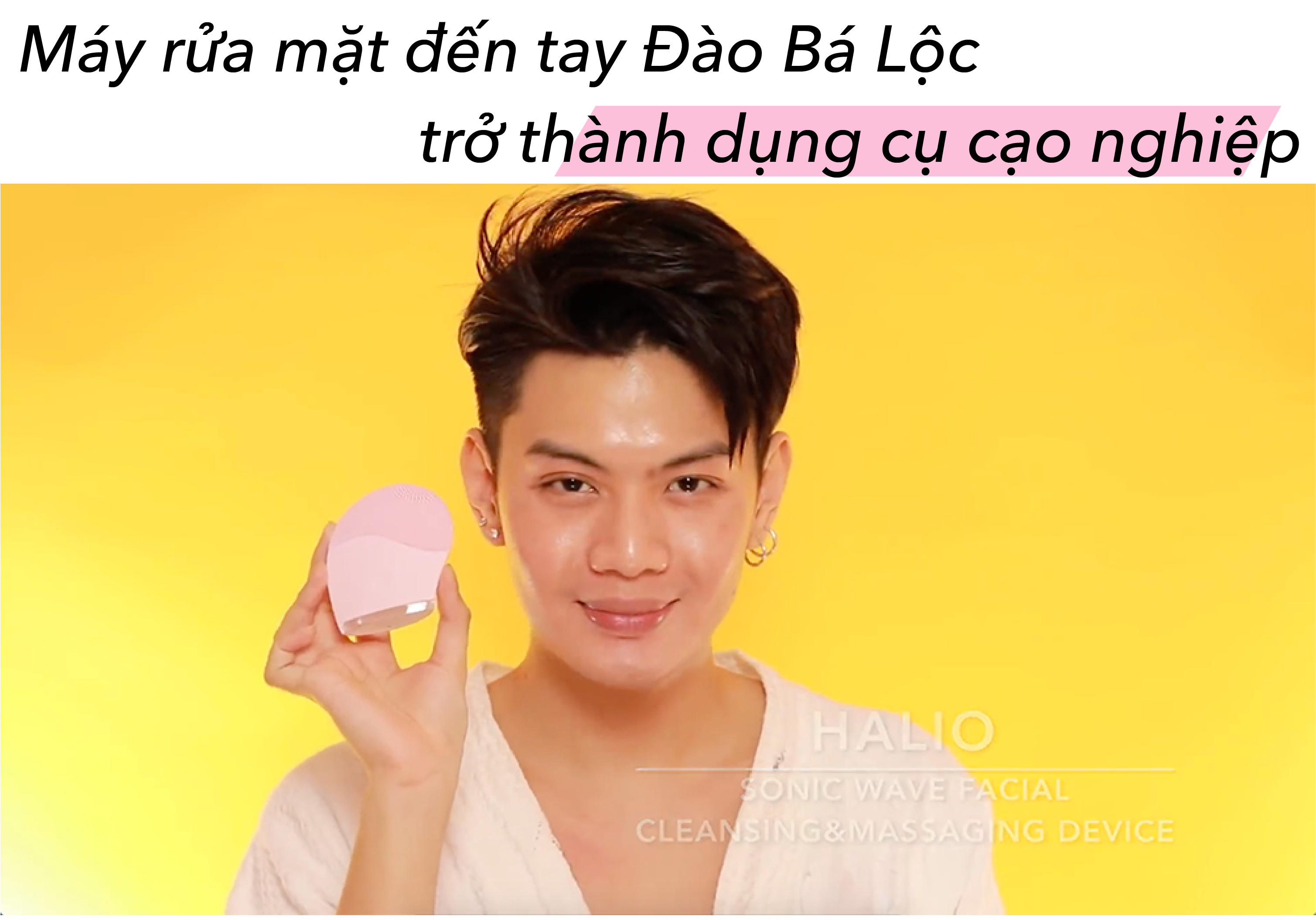 Beauty Boy Đào Bá Lộc cầm máy rửa mặt Halio, thiết bị làm sạch và massage mặt, với nền vàng rực rỡ, thể hiện sự tự tin và đam mê trong lĩnh vực làm đẹp, mang đến cái nhìn mới cho giới Beauty Boy.