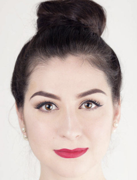 Cô gái với kiểu trang điểm mắt cá tính, kẻ eyeliner sắc nét và môi son đỏ nổi bật. Bài viết giới thiệu 6 cách kẻ eyeliner ấn tượng. Khám phá mẹo kẻ eyeliner tại Lixibox để có trang điểm mắt xinh đẹp và thu hút.