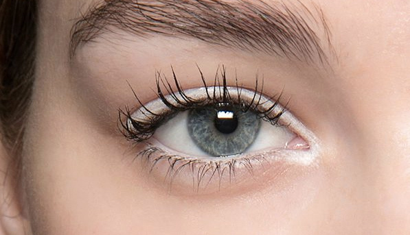 Bài viết về 6 CÁCH KẺ EYELINER MỖI CÔ GÁI NÊN THUỘC NẰM LÒNG, cung cấp thông tin về trang điểm mắt cá tính, mẹo kẻ eyeliner ấn tượng từ GWP, Makeup Lixibox, và các kiểu kẻ mắt như mắt mèo, mắt khói.