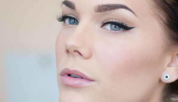 Khuôn mặt xinh đẹp với đôi mắt kẻ eyeliner sắc sảo, thể hiện phong cách trang điểm mắt cá tính. Bài viết cung cấp 6 cách kẻ eyeliner mỗi cô gái nên biết để có trang điểm ấn tượng. Tìm hiểu thêm về GWP, Makeup Lixibox, và Tip kẻ eyeliner để hoàn thiện diện mạo.