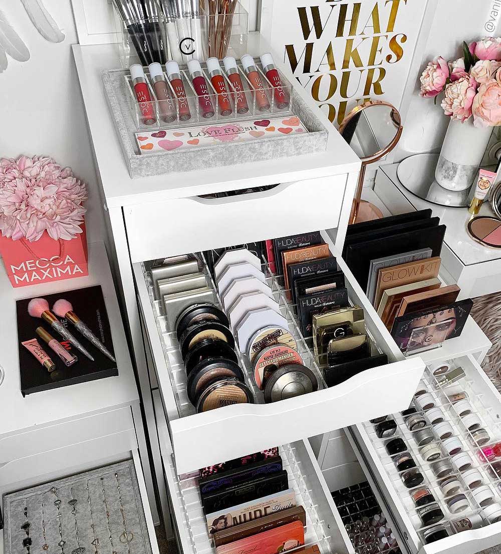 Bí quyết nâng cấp góc làm đẹp sang chảnh cùng Marie Kondo, giúp bạn dọn dẹp và tổ chức mỹ phẩm thông minh; giảm bớt sự lộn xộn và dễ dàng tìm thấy sản phẩm yêu thích giữa một bộ sưu tập phong phú.