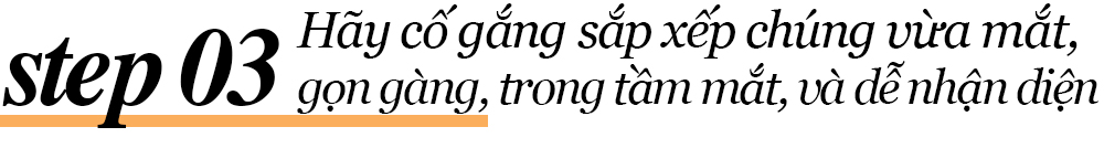 Bí quyết nâng cấp góc làm đẹp sang chảnh cùng Marie Kondo, tập trung vào cách sắp xếp mỹ phẩm gọn gàng, dễ nhận diện, giúp tránh tình trạng lộn xộn. Thông điệp quan trọng: "Hãy cố gắng sắp xếp chúng vừa mắt, gọn gàng, trong tầm mắt, và dễ nhận diện".
