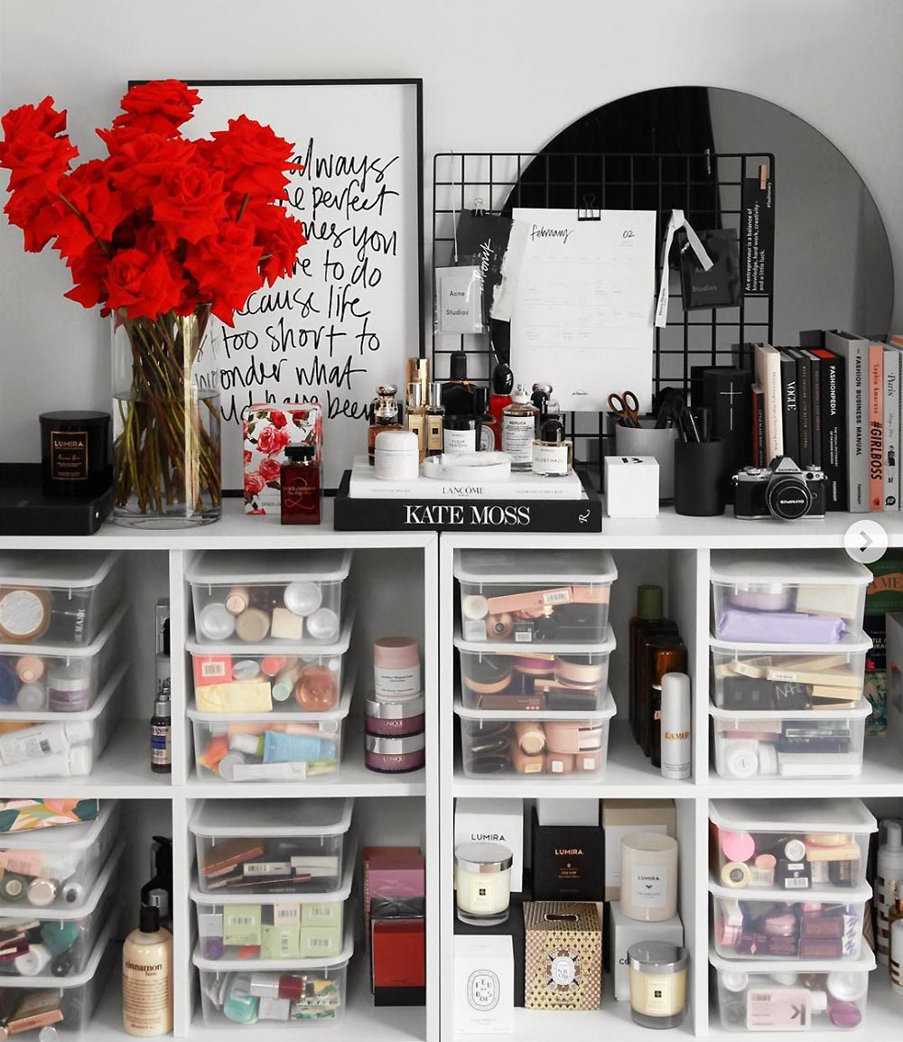 Bí quyết nâng cấp góc làm đẹp sang chảnh theo phong cách Marie Kondo với mẹo sắp xếp thông minh, giúp cô nàng cuồng mỹ phẩm dễ dàng tìm thấy sản phẩm yêu thích và dọn dẹp không gian gọn gàng hơn.