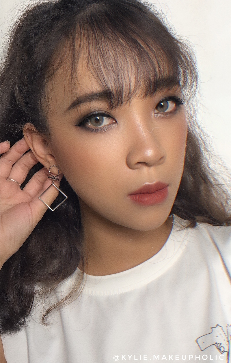 Nắm bắt xu hướng makeup tone tây của cô nàng Pony; Cô gái sở hữu vẻ đẹp Á Đông với kiểu trang điểm phong cách Châu Âu sắc sảo trong chuyến công tác tại Thượng Hải. Hướng dẫn cách trang điểm để có vẻ ngoài lung linh.