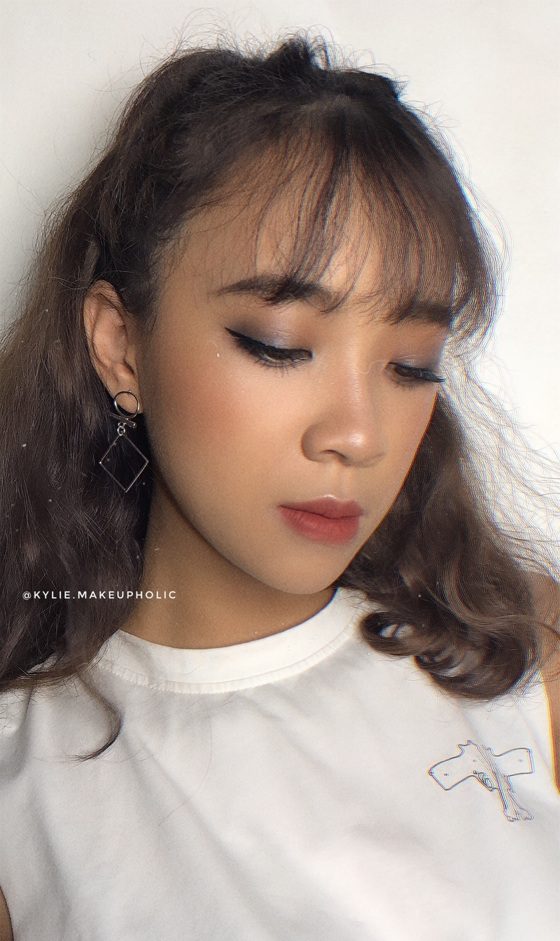 Cô nàng Pony thể hiện phong cách trang điểm Châu Âu quyến rũ trong bài viết về xu hướng makeup tone tây, nổi bật với lớp nền hoàn hảo và đôi mắt sắc sảo, dễ dàng tạo nên vẻ đẹp vừa hiện đại vừa giữ được nét Á Đông.
