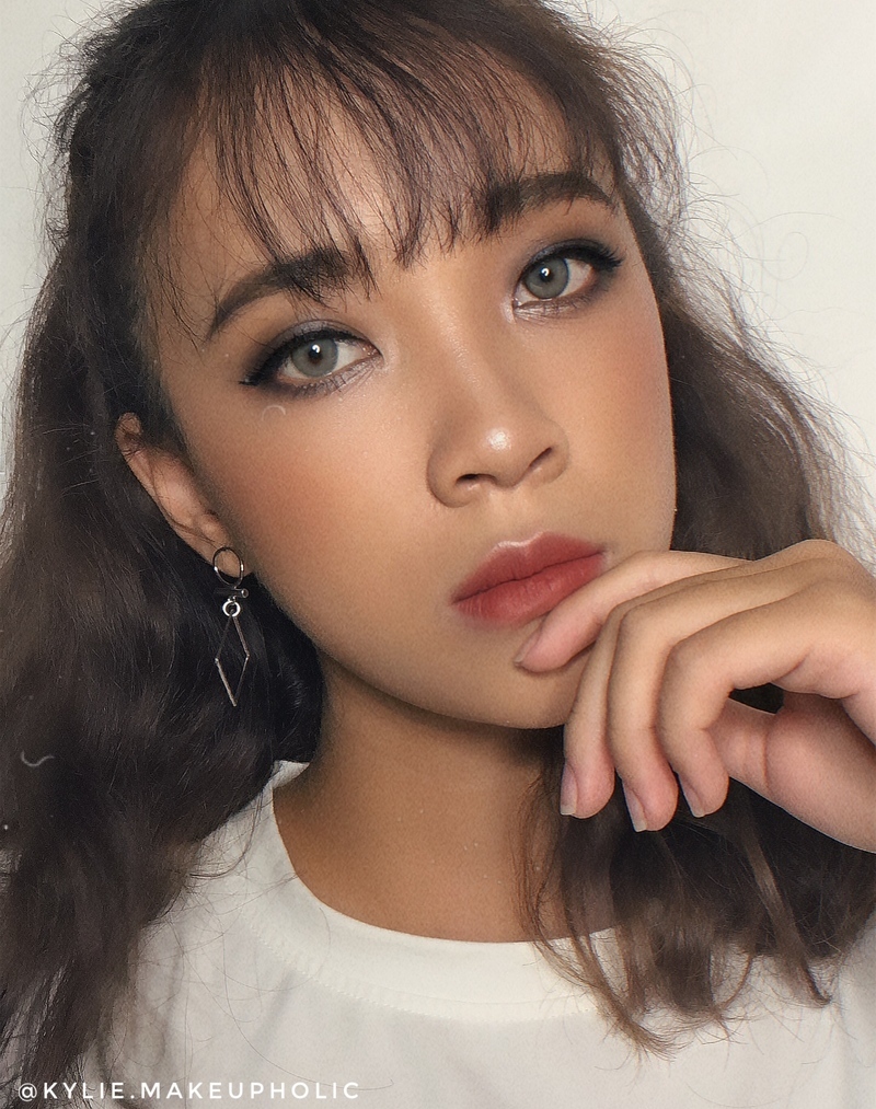 Nắm bắt xu hướng makeup tone tây của cô nàng Pony với kiểu trang điểm Châu Âu quyến rũ và sắc sảo, tôn lên vẻ đẹp Châu Á trong chuyến công tác tại Thượng Hải. Hướng dẫn chi tiết để có vẻ ngoài lung linh.
