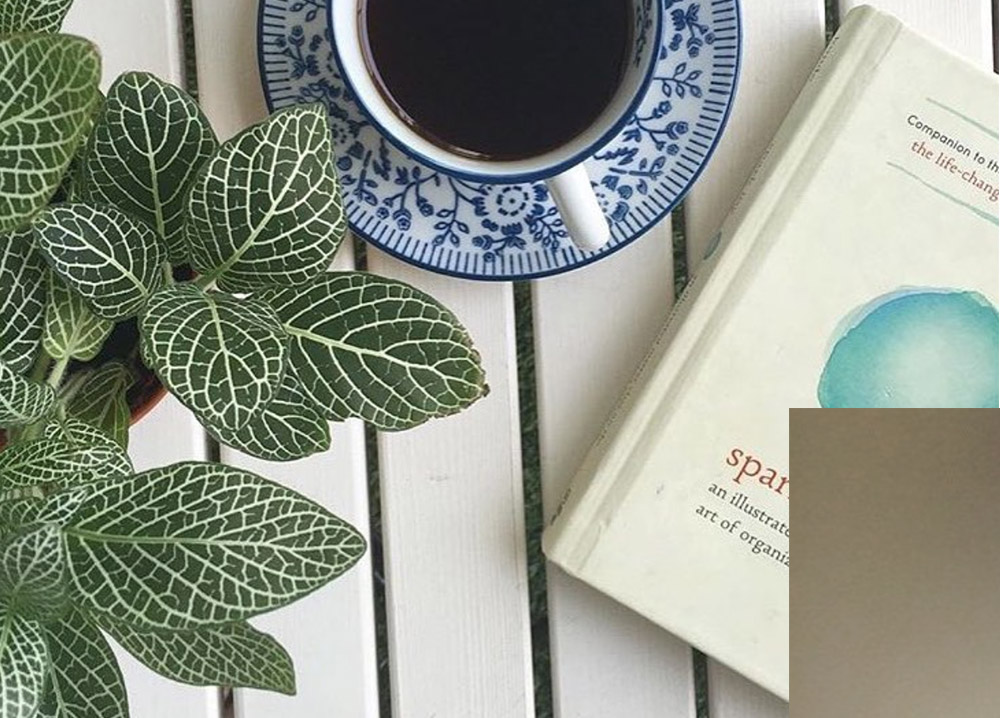 Bí quyết nâng cấp góc làm đẹp sang chảnh với Marie Kondo, giúp dọn dẹp trang điểm gọn gàng, giải quyết nỗi khổ của cô nàng cuồng mỹ phẩm khi tìm kiếm đồ trang điểm yêu thích giữa sự bừa bộn.