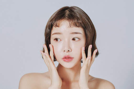 Gương mặt nữ với làn da sáng và khỏe khoắn, thể hiện sự chăm sóc sắc đẹp. Bài viết đề cập đến Huxley, một hiện tượng mới trong giới mỹ phẩm với các thành phần độc đáo, chuyên sâu về chăm sóc da.