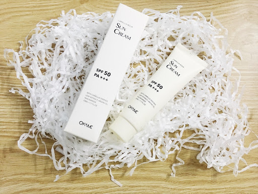 Mỹ phẩm thiên nhiên OKAME gồm kem chống nắng SPF 50 PA+++ giúp bảo vệ làn da khỏi tác hại của môi trường. Chăm sóc da hiệu quả với sản phẩm dưỡng da đánh giá cao này, mang lại làn da khỏe mạnh và ẩm mượt.