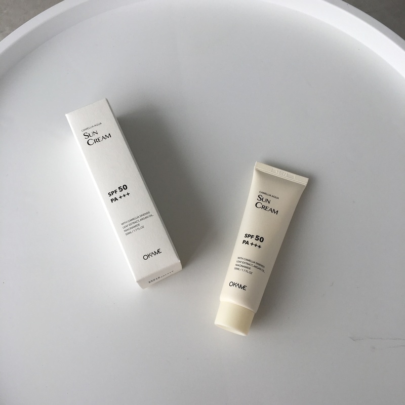 Bộ đôi sản phẩm mỹ phẩm organic OKAME bao gồm kem chống nắng SPF 50 PA+++ và xịt khoáng, giúp bảo vệ và dưỡng ẩm cho da trong mùa nắng nóng, giải quyết tình trạng da nhờn rít và khô ráp.